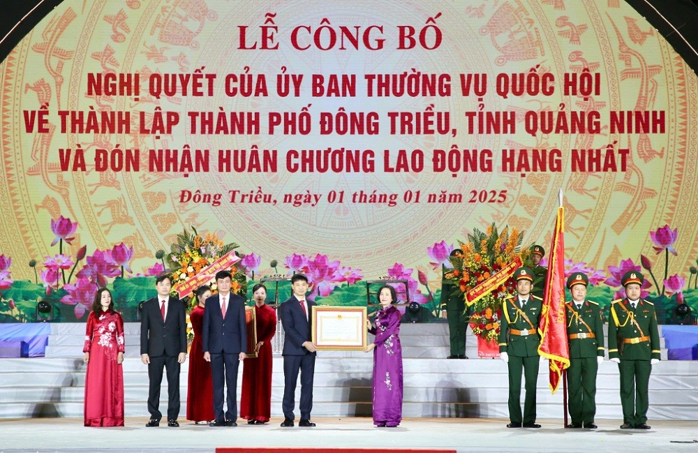 Nguyễn Thị Thanh, Ủy viên Trung ương Đảng, Phó Chủ tịch Quốc hội trao Quyết định của Chủ tịch nước tặng Huân chương Lao động hạng Nhất cho Đảng bộ, chính quyền và nhân dân TP Đông Triều.