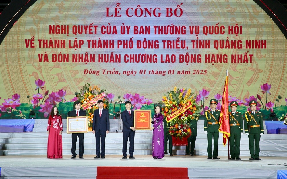Nguyễn Thị Thanh, Ủy viên Trung ương Đảng, Phó Chủ tịch Quốc hội trao Nghị quyết của Ủy ban Thường vụ Quốc hội về thành lập TP Đông Triều, trực thuộc tỉnh Quảng Ninh cho Đảng bộ, chính quyền và nhân dân TP Đông Triều.