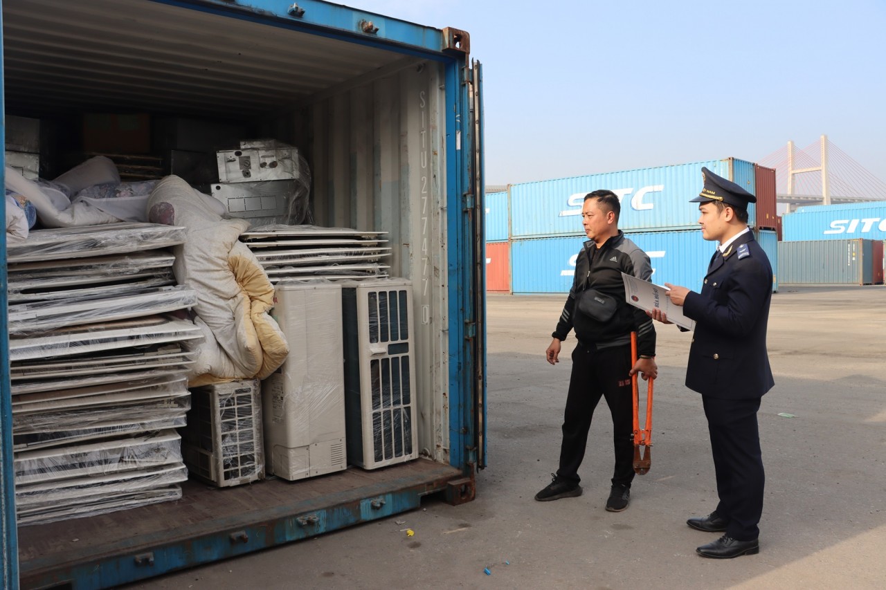 Công chức Cục Hải quan Hải Phòng kiểm tra container hàng cấm nhập khẩu ngày 25/12/2024. Ảnh: Cẩm Giang.
