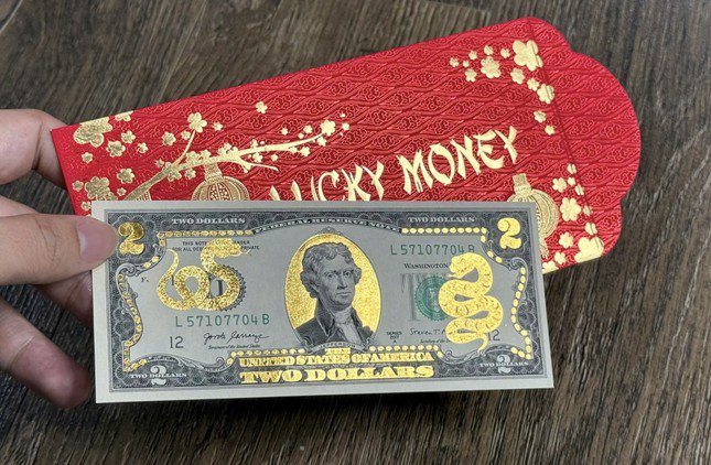 Tiền 2 USD hình rắn mạ vàng...