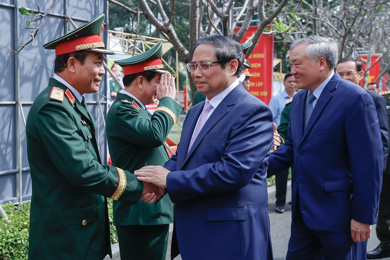 Thủ tướng: Lực lượng vũ trang là điểm tựa trong lòng dân, quên mình giúp dân trong phòng chống dịch- Ảnh 2. Thủ tướng: Lực lượng vũ trang là điểm tựa trong lòng dân, quên mình giúp dân trong phòng chống dịch- Ảnh 2.