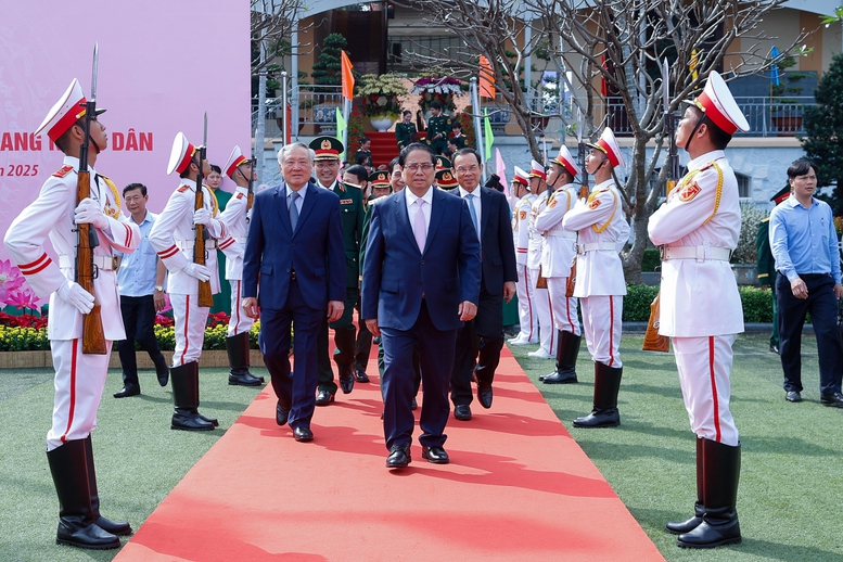 Thủ tướng: Lực lượng vũ trang là điểm tựa trong lòng dân, quên mình giúp dân trong phòng chống dịch- Ảnh 1. Thủ tướng: Lực lượng vũ trang là điểm tựa trong lòng dân, quên mình giúp dân trong phòng chống dịch- Ảnh 1.