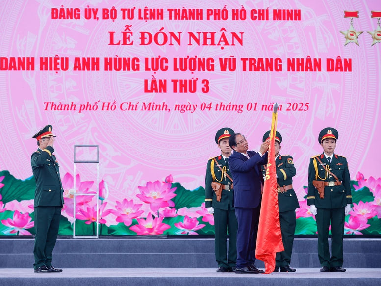 Thủ tướng: Lực lượng vũ trang là điểm tựa trong lòng dân, quên mình giúp dân trong phòng chống dịch- Ảnh 4. Thủ tướng: Lực lượng vũ trang là điểm tựa trong lòng dân, quên mình giúp dân trong phòng chống dịch- Ảnh 4.