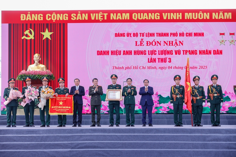 Thủ tướng: Lực lượng vũ trang là điểm tựa trong lòng dân, quên mình giúp dân trong phòng chống dịch- Ảnh 6. Thủ tướng: Lực lượng vũ trang là điểm tựa trong lòng dân, quên mình giúp dân trong phòng chống dịch- Ảnh 6.
