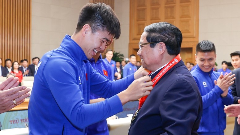 Thủ tướng gặp mặt chúc mừng đội tuyển bóng đá quốc gia