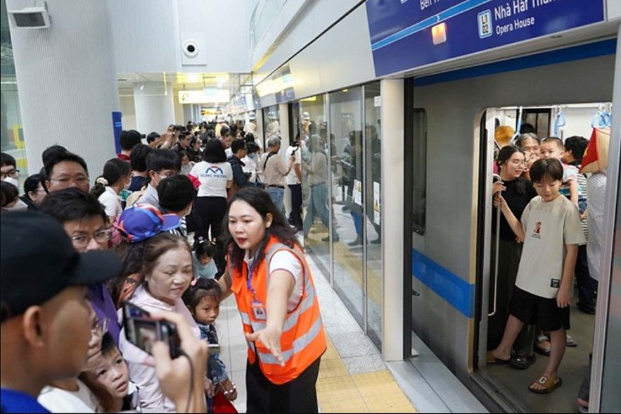 TP. Hồ Chí Minh: Nhiều trường hợp vi phạm văn hóa Metro TP. Hồ Chí Minh: Nhiều trường hợp vi phạm văn hóa Metro