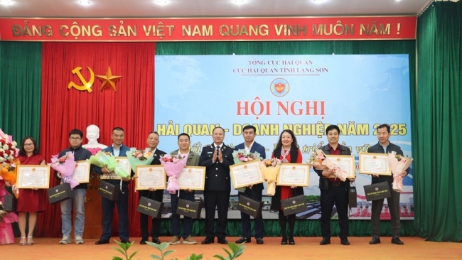 Hải quan Lạng Sơn gỡ vướng cho doanh nghiệp nhập khẩu ô tô vận tải