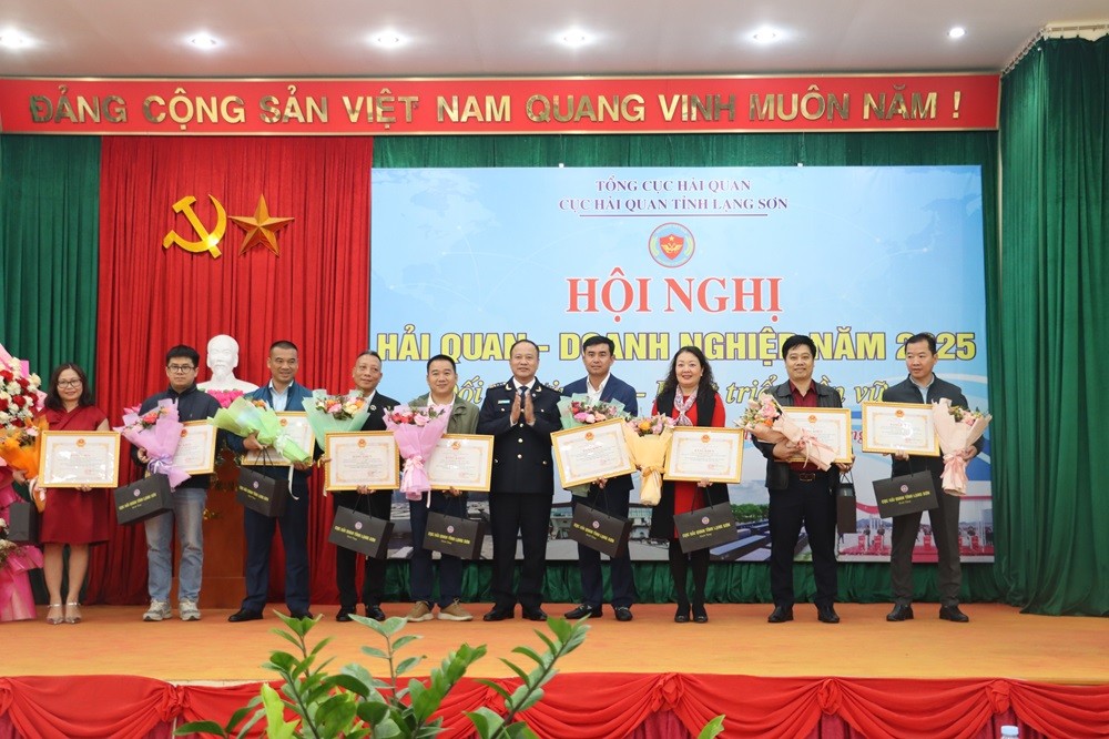 Thừa ủy quyền Cục trưởng Cục Hải quan Lạng Sơn Nguyễn Văn Hoàn đã trao tặng bằng khen của Chủ tịch UBND tỉnh Lạng Sơn cho 10 DN có thành tích đóng góp lớn về số thu NSNN trong hoạt động XNK năm 2024. Thừa ủy quyền Cục trưởng Cục Hải quan Lạng Sơn Nguyễn Văn Hoàn đã trao tặng bằng khen của Chủ tịch UBND tỉnh Lạng Sơn cho 10 DN có thành tích đóng góp lớn về số thu NSNN trong hoạt động XNK năm 2024.