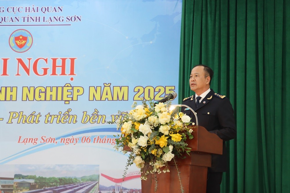 Cục trưởng Cục Hải quan Lạng Sơn Nguyễn Văn Hoàn ghi nhận những ý kiến của DN. Ảnh: Tuấn Kiệt Cục trưởng Cục Hải quan Lạng Sơn Nguyễn Văn Hoàn ghi nhận những ý kiến của DN. Ảnh: Tuấn Kiệt