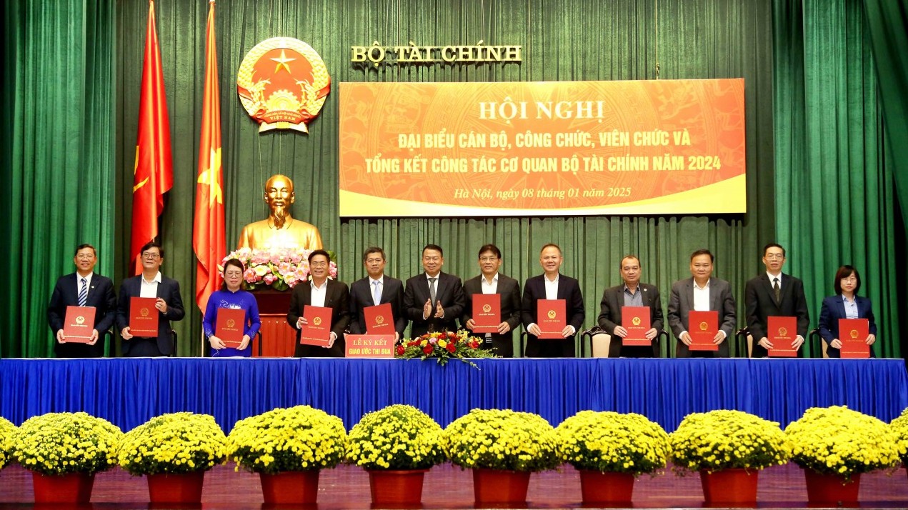 Bộ Tài chính phát động và ký giao ước thi đua trong năm 2025