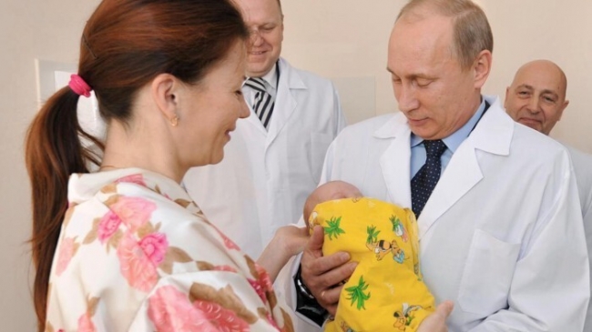 Hàng chục chính quyền địa phương tại Nga phát tiền cho các nữ sinh đại học sinh con