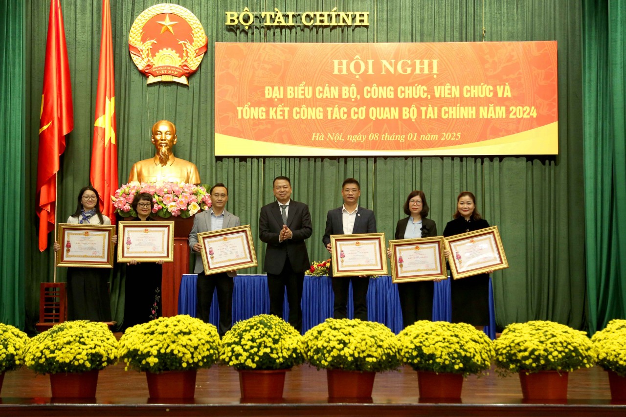 Bộ Tài chính phát động và ký giao ước thi đua trong năm 2025