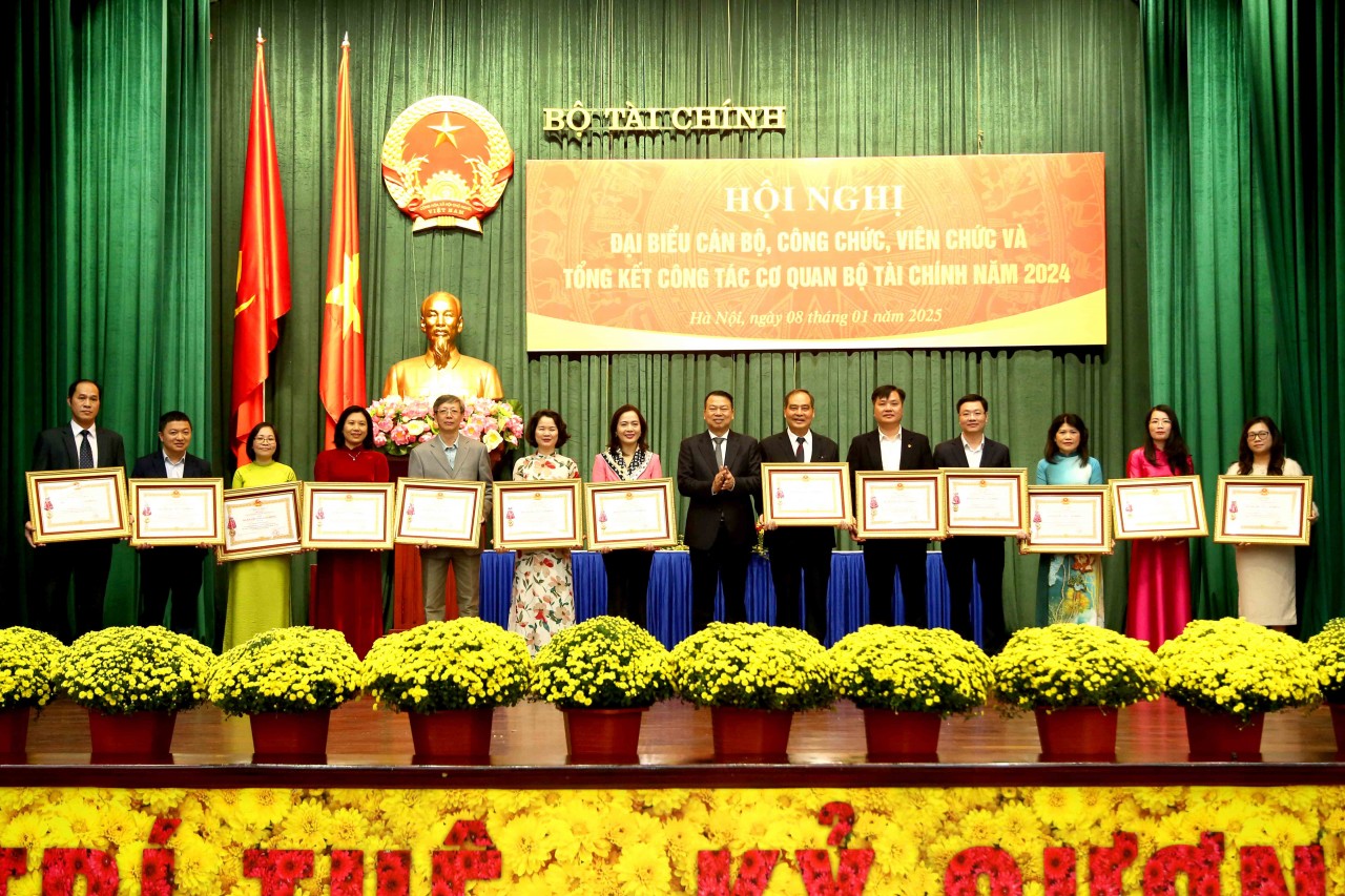 Bộ Tài chính phát động và ký giao ước thi đua trong năm 2025