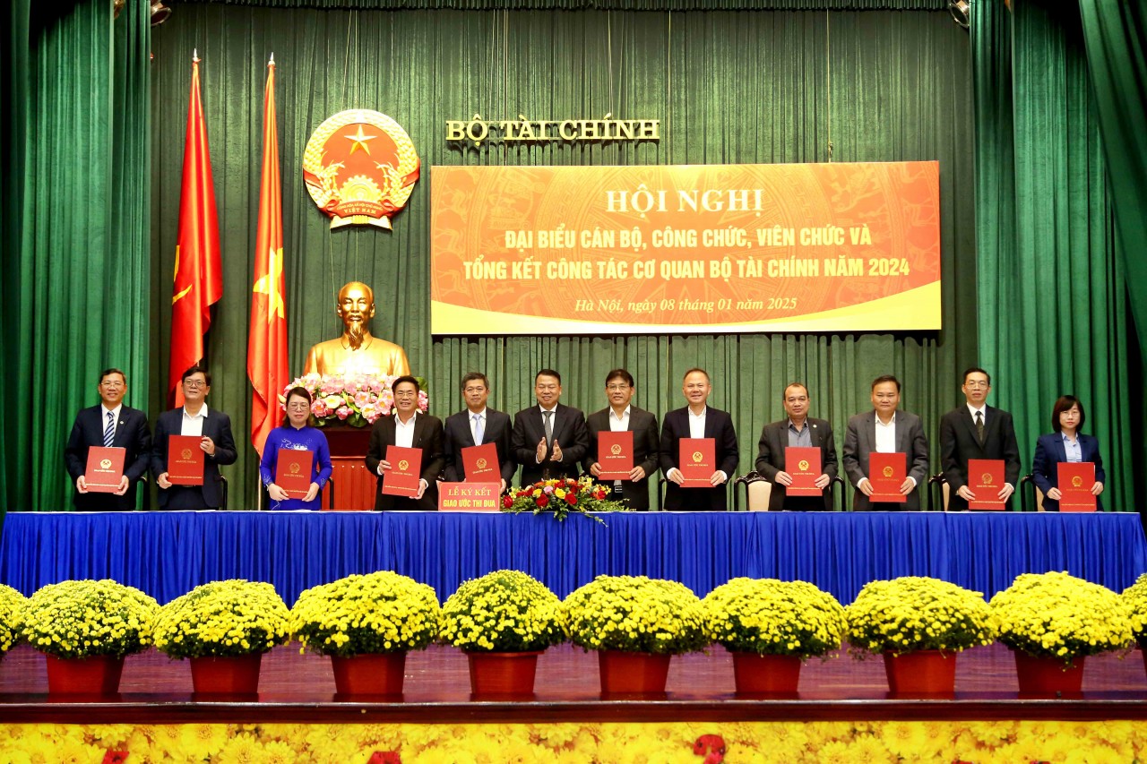 Bộ Tài chính phát động và ký giao ước thi đua trong năm 2025