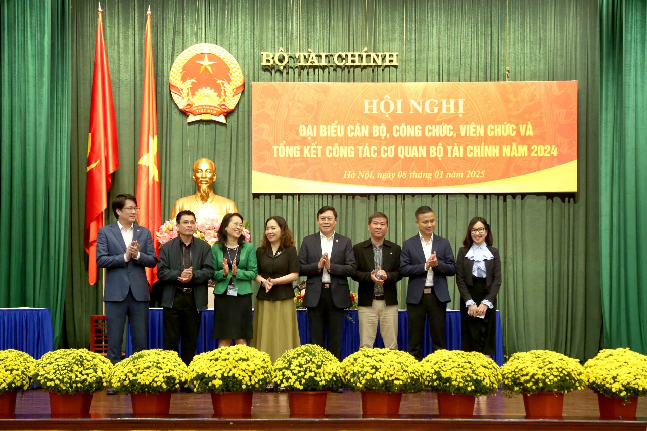 Bộ Tài chính phát động và ký giao ước thi đua trong năm 2025