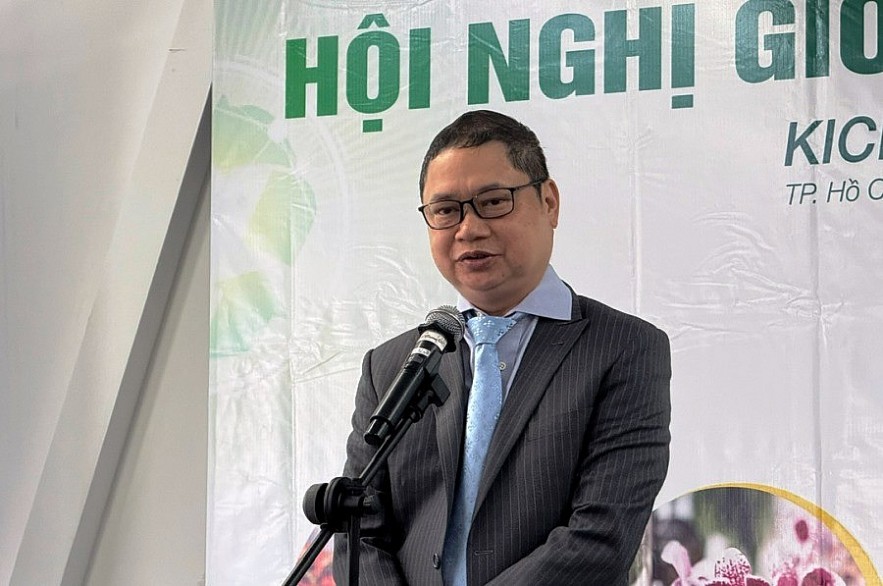 Trưởng Ban Tổ chức Nguyễn Bá Vinh thông tin về triển lãm. Ảnh: Đỗ Doãn