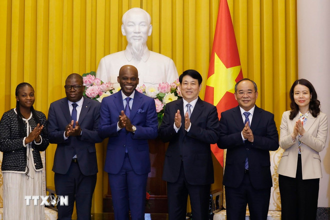 Chủ tịch nước Lương Cường tiếp Bộ trưởng Ngoại giao, Hội nhập khu vực và Kiều dân Cộng hòa Togo Robert Dussey. (Ảnh: Lâm Khánh/TTXVN)