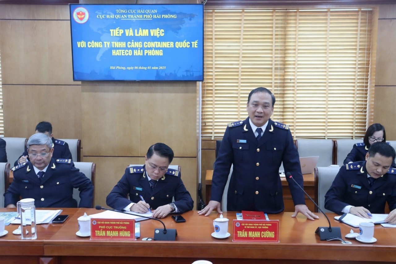 Cục trưởng Cục Hải quan Hải Phòng Trần Mạnh Cường phát biểu tại buổi làm việc. Ảnh: Kim Ngọc.