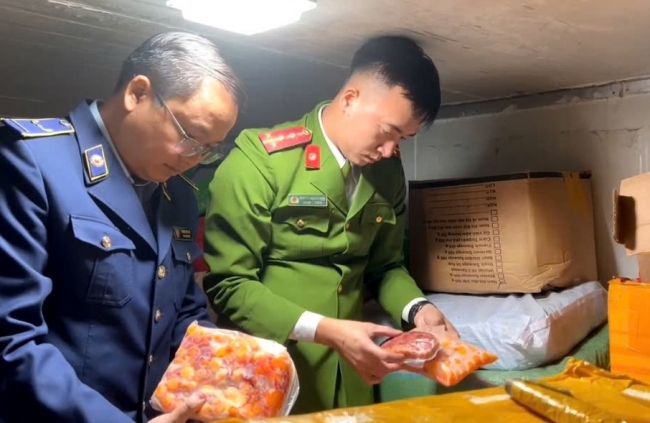Hà Nội phát hiện hàng chục tấn thực phẩm đông lạnh bốc mùi hôi thối
