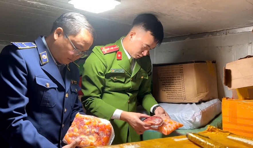 Hà Nội phát hiện hàng chục tấn thực phẩm đông lạnh bốc mùi hôi thối