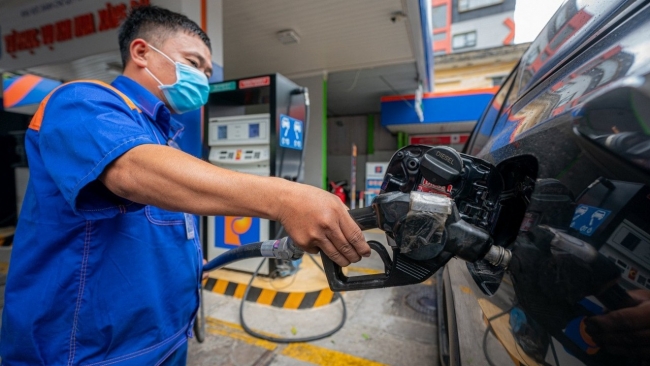 Ngày 10/1: Giá xăng dầu trong nước và thế giới đồng loạt tăng