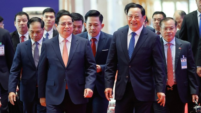 Viet Nam, Laos pledge to soon realize trade goal of US$5 billion