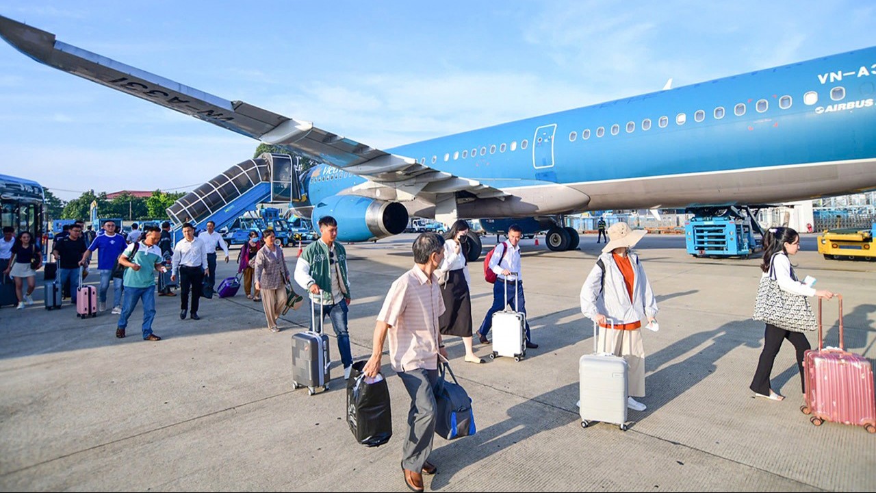 Giá vé máy bay dịp Tết Nguyên đán Ất Tỵ 2025 tăng dần từng ngày