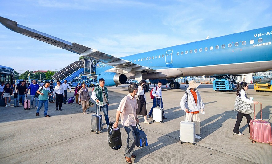 Giá vé máy bay dịp Tết Nguyên đán Ất Tỵ 2025 tăng dần từng ngày