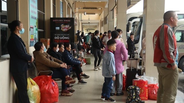Vận tải hành khách dịp Tết Nguyên đán: Xe khách tăng giá, vé tàu và máy bay kín chỗ