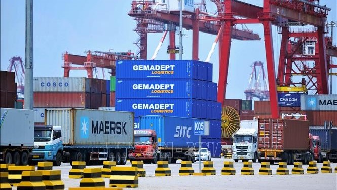 Trung Quốc thặng dư thương mại kỷ lục gần 1 nghìn tỷ USD năm 2024