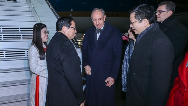 Thủ tướng Phạm Minh Chính tới thủ đô Warsaw, bắt đầu thăm Ba Lan