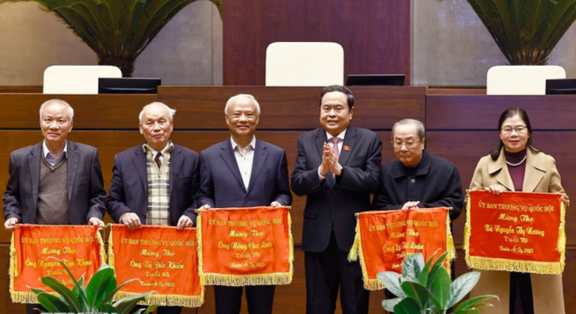 Ủy ban Thường vụ Quốc hội gặp mặt các đồng chí nguyên lãnh đạo Quốc hội