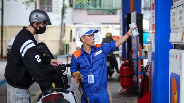 Ngày 17/1: Giá xăng dầu trong nước tăng lần thứ 3 liên tiếp, thế giới giảm