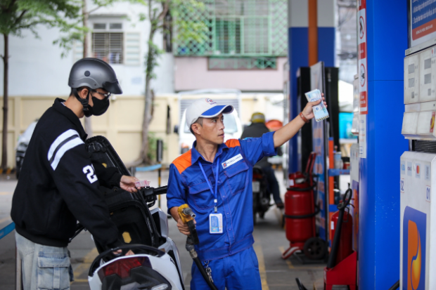 Ngày 17/1: Giá xăng dầu trong nước tăng lần thứ 3 liên tiếp, thế giới giảm Ngày 17/1: Giá xăng dầu trong nước tăng lần thứ 3 liên tiếp, thế giới giảm