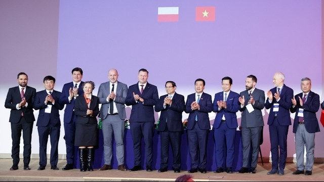 Prime Minister attends Viet Nam-Poland Business Forum in Warsaw