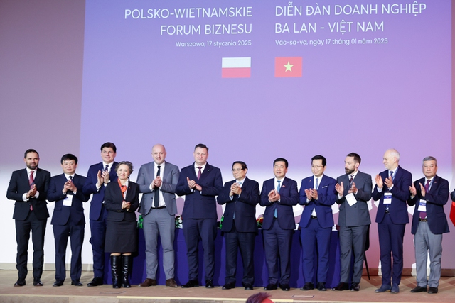 Prime Minister attends Viet Nam-Poland Business Forum in Warsaw- Ảnh 1. Prime Minister attends Viet Nam-Poland Business Forum in Warsaw- Ảnh 1.