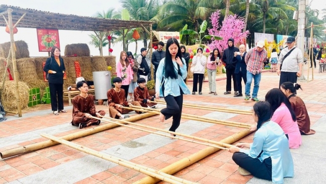 Du khách hào hứng trải nghiệm Tết Việt