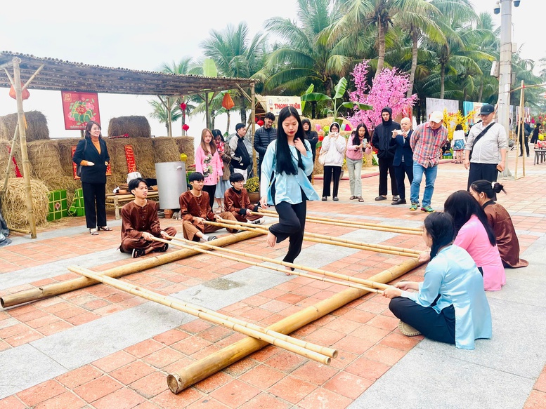 Du khách hào hứng trải nghiệm Tết Việt- Ảnh 5. Du khách hào hứng trải nghiệm Tết Việt- Ảnh 5.