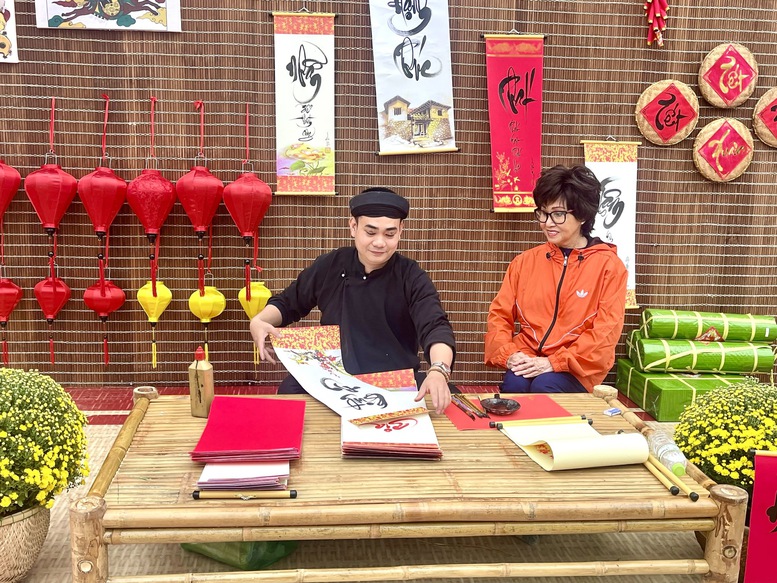 Du khách hào hứng trải nghiệm Tết Việt- Ảnh 4. Du khách hào hứng trải nghiệm Tết Việt- Ảnh 4.