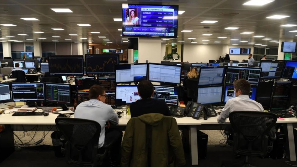 Chứng khoán Anh tăng kỷ lục, lần đầu tiên vượt mốc 8.500 điểm