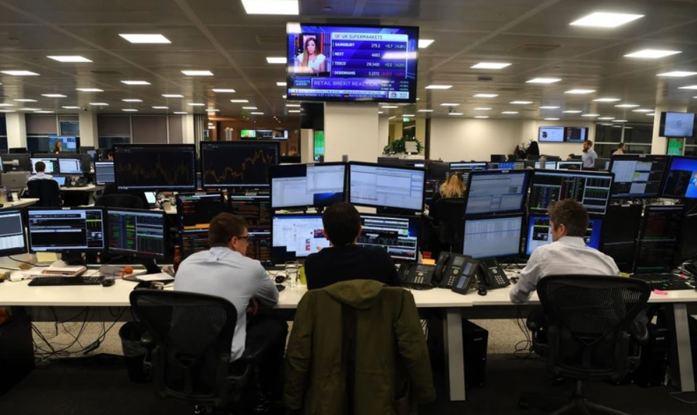 Chứng khoán Anh tăng kỷ lục, lần đầu tiên vượt mốc 8.500 điểm