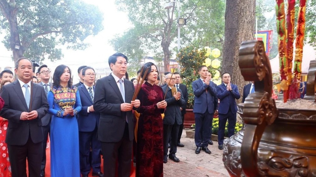 Chủ tịch nước cùng đại biểu kiều bào dâng hương tại Hoàng thành Thăng Long