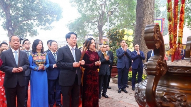 Chủ tịch nước cùng đại biểu kiều bào dâng hương tại Hoàng thành Thăng Long