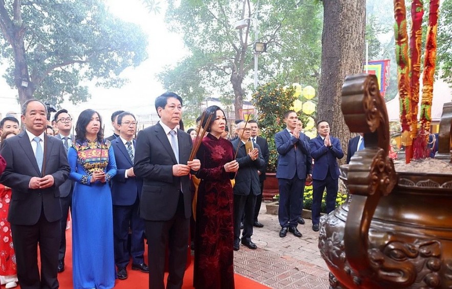 Chủ tịch nước cùng đại biểu kiều bào dâng hương tại Hoàng thành Thăng Long