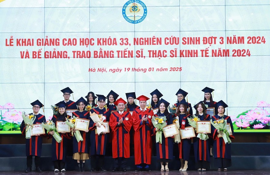 Học viện Tài chính trao bằng tốt nghiệp cho 41 tân tiến sĩ và 316 tân thạc sĩ