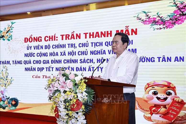 Chủ tịch Quốc hội thăm, tặng quà Tết đồng bào, chiến sĩ thành phố Cần Thơ- Ảnh 1. Chủ tịch Quốc hội thăm, tặng quà Tết đồng bào, chiến sĩ thành phố Cần Thơ- Ảnh 1.