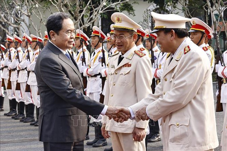 Chủ tịch Quốc hội thăm, tặng quà Tết đồng bào, chiến sĩ thành phố Cần Thơ- Ảnh 3. Chủ tịch Quốc hội thăm, tặng quà Tết đồng bào, chiến sĩ thành phố Cần Thơ- Ảnh 3.