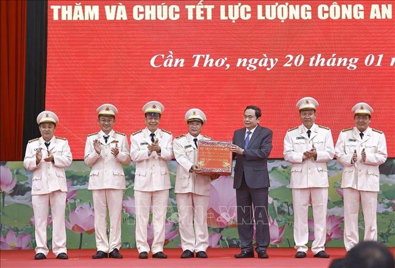 Chủ tịch Quốc hội thăm, tặng quà Tết đồng bào, chiến sĩ thành phố Cần Thơ- Ảnh 5. Chủ tịch Quốc hội thăm, tặng quà Tết đồng bào, chiến sĩ thành phố Cần Thơ- Ảnh 5.