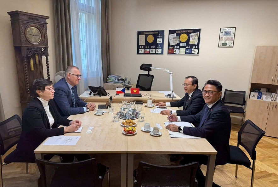 Thứ trưởng Lê Tấn Cận hội đàm với Thứ trưởng Tài chính Cộng hòa Séc Marek Mora