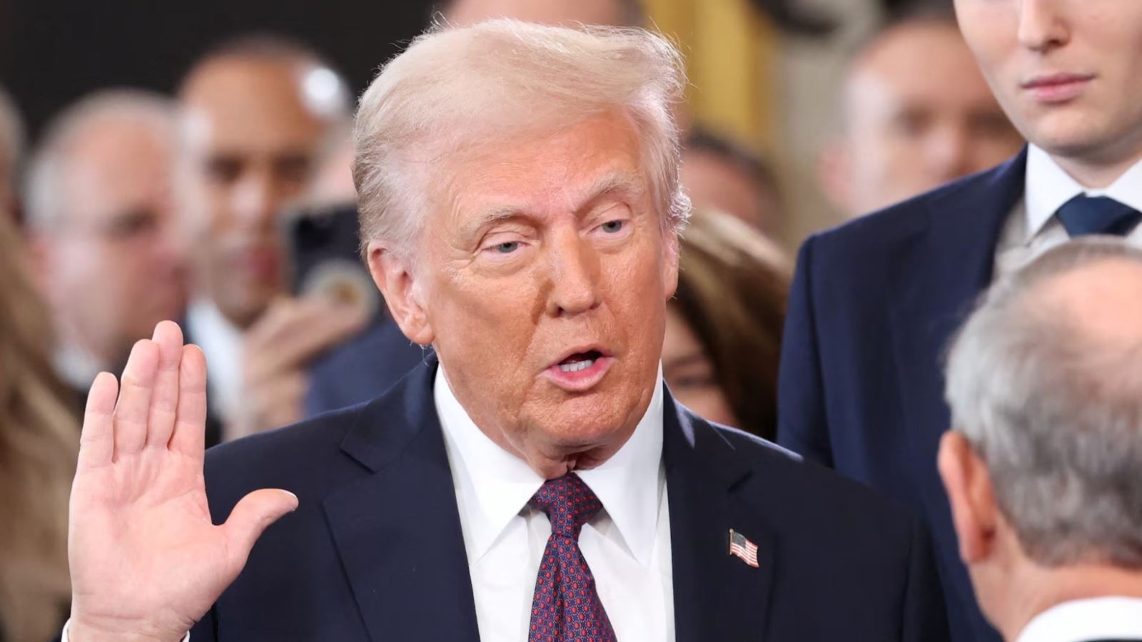 Ông Donald Trump tuyên thệ nhậm chức, chính thức trở thành Tổng thống thứ 47 của Mỹ